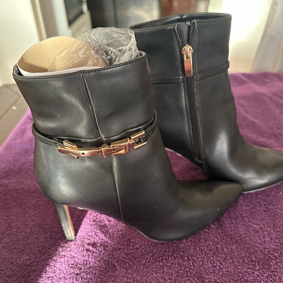 Chic Black Pointed boots NEW - Picture 1 of 6